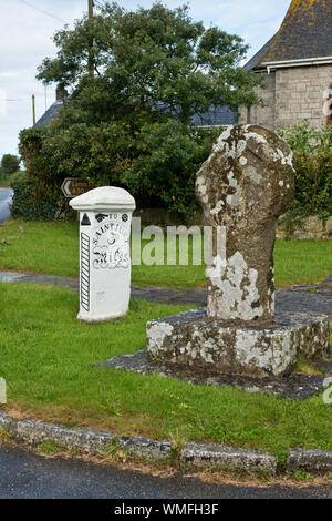 Croix celtique altéré de corbeaux-an-wra (Witch's Cross) et vieux panneau routier à Saint Just. St Buryan. SW Cornwall, Angleterre Banque D'Images