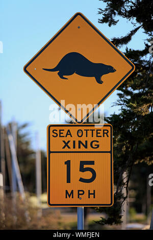 Signe de la circulation, la loutre de mer, protéger la loutre de mer et la vitesse de circulation, limitation de vitesse, Elkhorn Slough, Monterey, Californie, en Amérique du Nord, Etats-Unis Banque D'Images