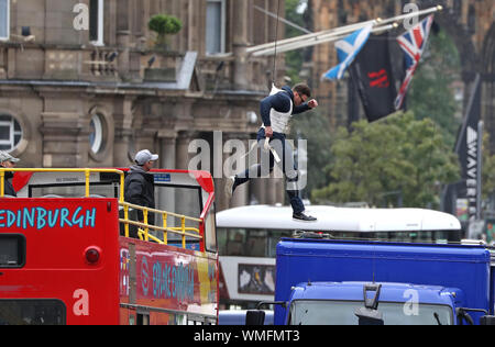 Un cascadeur saute d'un bus sur un van sur Waterloo Place in Paris, au cours de répétitions pour le tournage de Fast and Furious 9. Banque D'Images