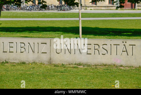 Gottfried Wilhelm Leibniz, Schriftzug Universität Hannover, Hauptgebaeude, Welfengarten, Hanovre, Allemagne, Deutschland Banque D'Images