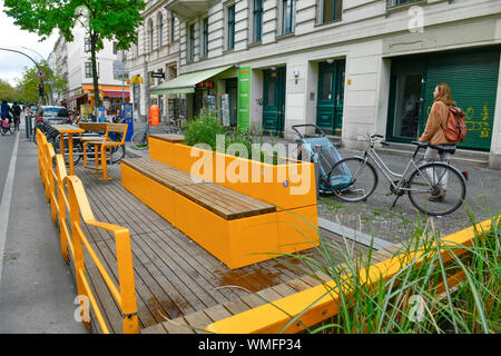 Parklets, Begegnungszone, Bergmannstrasse, Kreuzberg, Berlin, Deutschland Banque D'Images