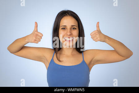 Portrait de belle jeune femme latine showing Thumbs up sign sentiment joyeux, heureux et satisfaits. Young happy student woman thumb up dans la joie Banque D'Images