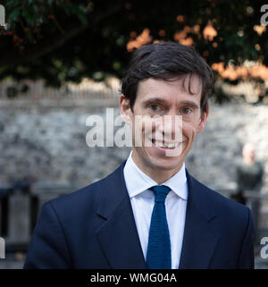 Londres, Royaume-Uni. 4 septembre 2019. Député conservateur, Rory Stewart MP, vu quitter le collège Green en face du Palais de Westminster, Westminster, London, UK après avoir parlé à la presse au sujet d'obtenir le sac de son parti en votant contre le gouvernement dans une tentative de bloquer un no-deal Brexit. Crédit : Joe Keurig / Alamy News Banque D'Images