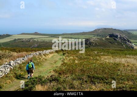 Les promeneurs randonneurs marche sur Garn Fawr Âge de Fer Fort sentier vers Garn Fach Galles Pembrokeshire Coast National Park Cymru UK Banque D'Images