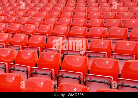 Sièges de stade, les rangées de sièges vides, Royaume-Uni Banque D'Images