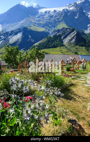 France, Hautes Alpes, Parc National des Ecrins, l'Oisans, La Grave, appelée les Plus Beaux Villages de France, le cimetière, des tombes avec des croix en bois Banque D'Images