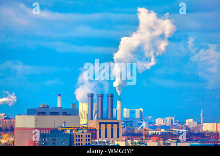 Sur Berlin avec pipes industrielles Banque D'Images