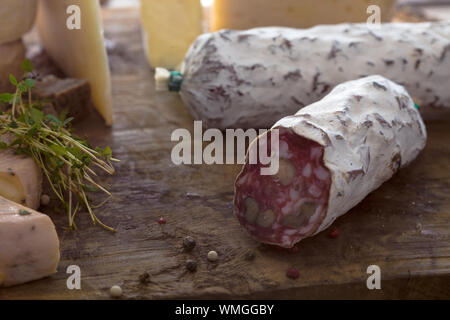 Le fromage et le salami. Variété de charcuterie. Fromage sur le bois. Types de fromage et charcuterie Banque D'Images