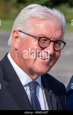 Cammin, Allemagne. Août 27, 2019. Président fédéral Frank-Walter Steinmeier lors de sa visite à l'Armée de l'air allemande. Steinmeier s'informe sur les tâches et les capacités des missiles de défense aérienne le groupe 21 avec environ 550 soldats. Dans le cadre du système de défense aérienne intégrée, l'association contribue à la protection de l'espace aérien avec le système de défense sol-air Patriot. Credit : Jens BŸttner Zentralbild-/dpa/ZB/dpa/Alamy Live News Banque D'Images