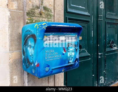 Boîte aux lettres de La Poste avec la publicité à Paris Banque D'Images