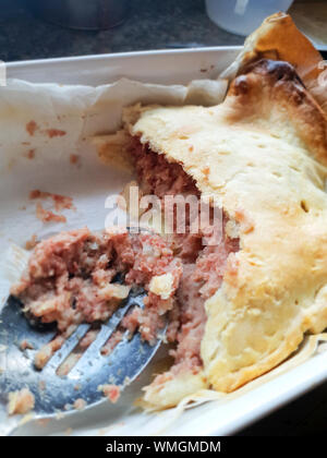 A moitié mangé du boeuf dans un plat à tarte Banque D'Images