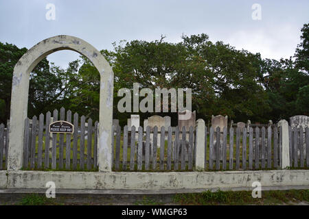 Un petit cimetière avec des pierres sur la tête usée météo Ocracoke Island dans les Outer Banks de Caroline du Nord. Banque D'Images