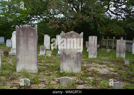 Un petit cimetière avec des pierres sur la tête usée météo Ocracoke Island dans les Outer Banks de Caroline du Nord. Banque D'Images