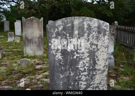 Un petit cimetière avec des pierres sur la tête usée météo Ocracoke Island dans les Outer Banks de Caroline du Nord. Banque D'Images