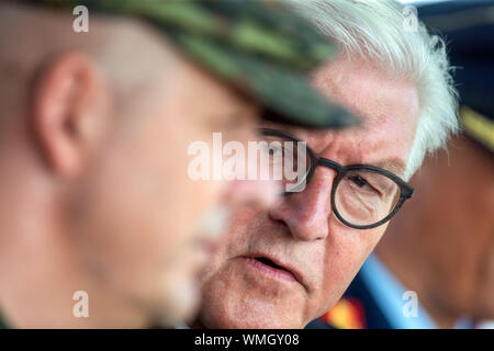 Cammin, Allemagne. Août 27, 2019. Président fédéral Frank-Walter Steinmeier lors de sa visite à l'Armée de l'air allemande. Steinmeier s'informe sur les tâches et les capacités des missiles de défense aérienne le groupe 21 avec environ 550 soldats. Dans le cadre du système de défense aérienne intégrée, le système de défense aérienne Patriot contribue à la protection de l'espace aérien. Credit : Jens BŸttner Zentralbild-/dpa/ZB/dpa/Alamy Live News Banque D'Images