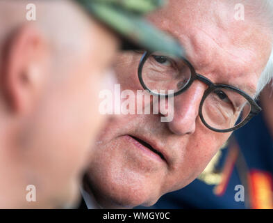 Cammin, Allemagne. Août 27, 2019. Président fédéral Frank-Walter Steinmeier lors de sa visite à l'Armée de l'air allemande. Steinmeier s'informe sur les tâches et les capacités des missiles de défense aérienne le groupe 21 avec environ 550 soldats. Dans le cadre du système de défense aérienne intégrée, l'association contribue à la protection de l'espace aérien avec le Patriot système de défense sol-air. Credit : Jens BŸttner Zentralbild-/dpa/ZB/dpa/Alamy Live News Banque D'Images