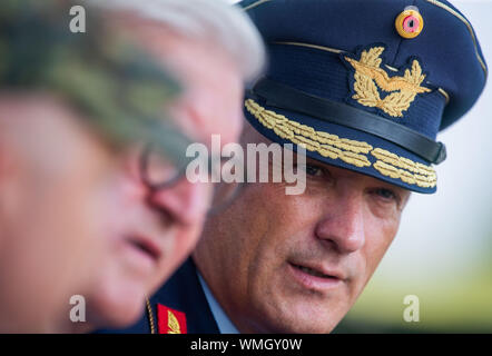 Cammin, Allemagne. Août 27, 2019. Ingo Gerhartz (r), inspecteur de la Force aérienne, Armée de l'air. Credit : Jens BŸttner Zentralbild-/dpa/ZB/dpa/Alamy Live News Banque D'Images