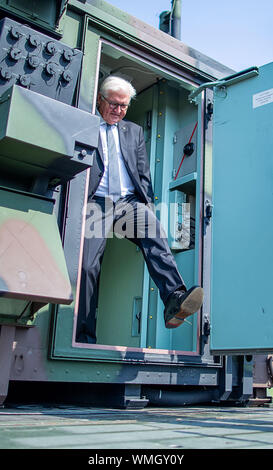 Cammin, Allemagne. Août 27, 2019. Président fédéral Frank-Walter Steinmeier quitte le centre de contrôle d'incendie au cours de sa visite à la Luftwaffe. Steinmeier s'informe sur les tâches et les capacités des missiles de défense aérienne le groupe 21 avec environ 550 soldats. Dans le cadre du système de défense aérienne intégrée, le système de défense aérienne Patriot contribue à la protection de l'espace aérien. Credit : Jens BŸttner Zentralbild-/dpa/ZB/dpa/Alamy Live News Banque D'Images