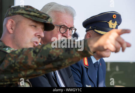 Cammin, Allemagne. Août 27, 2019. Président fédéral Frank-Walter Steinmeier lors de sa visite à l'Armée de l'air allemande. Steinmeier s'informe sur les tâches et les capacités des missiles de défense aérienne le groupe 21 avec environ 550 soldats. Dans le cadre du système de défense aérienne intégrée, l'association contribue à la protection de l'espace aérien avec le Patriot système de défense sol-air. Credit : Jens BŸttner Zentralbild-/dpa/ZB/dpa/Alamy Live News Banque D'Images