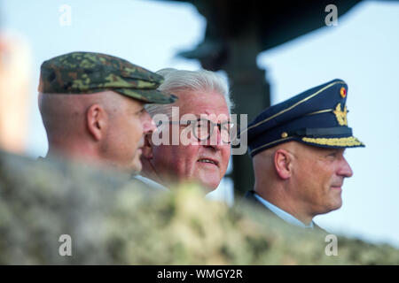 Cammin, Allemagne. Août 27, 2019. Président fédéral Frank-Walter Steinmeier lors de sa visite à l'Armée de l'air allemande. Steinmeier s'informe sur les tâches et les capacités des missiles de défense aérienne le groupe 21 avec environ 550 soldats. Dans le cadre du système de défense aérienne intégrée, l'association contribue à la protection de l'espace aérien avec le Patriot système de défense sol-air. Credit : Jens BŸttner Zentralbild-/dpa/ZB/dpa/Alamy Live News Banque D'Images