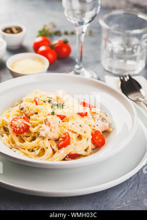 Délicieux avec des pâtes linguine au saumon et crème de tomates. Les pâtes Spaghetti aux herbes et saumon frais Banque D'Images