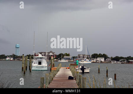 Ciel nuageux sur le lac Silver Harbour sur Ocracoke Island en Caroline du Nord, les bancs extérieurs. Banque D'Images