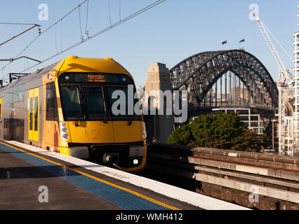 Sydney Harbour Bridge avec le train approche de la gare de Milsons Point. Matin ensoleillé. Ciel bleu. Banque D'Images