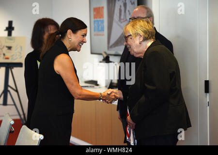 Deuxième Dame Karen Pence (centre gauche), épouse du vice-président Mike Pence, rencontre Joan Kidgell, épouse de Richard Kidgell vétéran, alors qu'elle héberge un stress de combat l'art-thérapie avec des anciens combattants de l'événement à l'ambassade des États-Unis à Londres. Banque D'Images