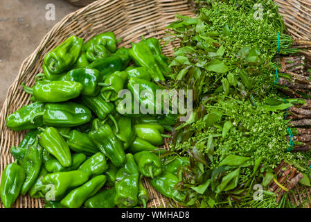 Légumes vendus à Pshar Leu Market, Siem Reap, Cambodge Banque D'Images