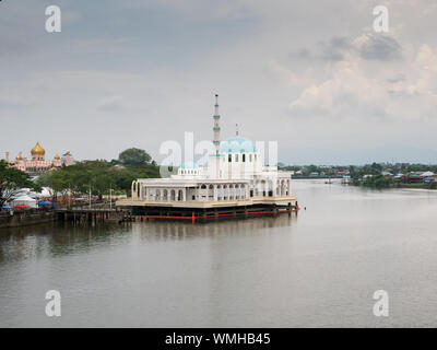 Mosquée flottante de Kuching (Masjid India) avec la ville de Kuching mosquée (masjid Bandaraya Kuching) dans l'arrière-plan, Sarawak, Malaisie Banque D'Images