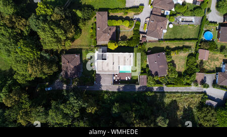 Villa moderne blanc extérieur avec piscine et jardin, personne ne l'intérieur. Vue aérienne d'en haut Banque D'Images