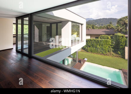 Grande fenêtre dans le couloir de la villa moderne avec vue sur la piscine privée. Personne ne l'intérieur Banque D'Images