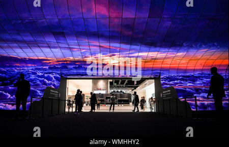 Berlin, Allemagne. 05 Sep, 2019. Sur le deuxième jour de la technologie équitable IFA, le plus grand salon de la culture et de l'électronique grand public, les écrans seront en opération à l'LG stand. L'IFA a lieu du 06.-11.09.2019 au parc des expositions de Berlin. Visiteurs commerciaux de plus de 100 pays visitent les présentations des derniers produits et innovations Crédit : Britta Pedersen/dpa-Zentralbild/dpa/Alamy Live News Banque D'Images