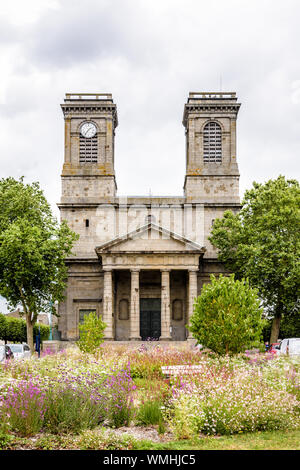 Vue avant de la façade occidentale de l'église néoclassique de Saint-Michel dans le centre historique de Saint-Brieuc en Bretagne, France. Banque D'Images