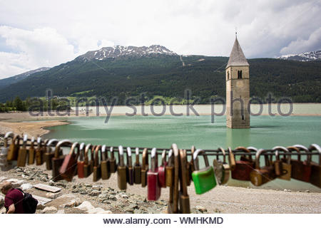 Une photo du lac de Reschen au Tyrol du Sud célèbre pour l'église à clocher qui est maintenant tout ce qui peut être vu de la ville qui existait il y Banque D'Images