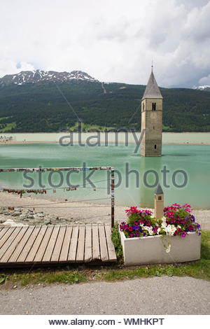 Une photo du lac de Reschen au Tyrol du Sud célèbre pour l'église à clocher qui est maintenant tout ce qui peut être vu de la ville qui existait il y Banque D'Images