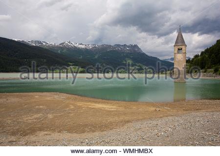 Une photo du lac de Reschen au Tyrol du Sud célèbre pour l'église à clocher qui est maintenant tout ce qui peut être vu de la ville qui existait il y Banque D'Images