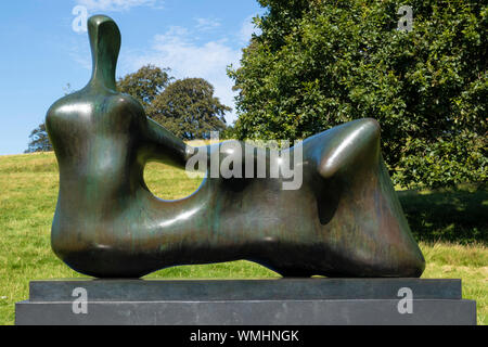 Henry Moore Reclining figure la main dans le parc de pays salon Yorkshire Sculpture Park YSP Bretton Wakefield West Yorkshire Angleterre UK GO Europe Banque D'Images