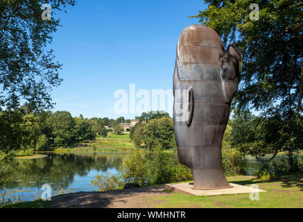 Yorkshire sculpture Park Wilsis by Jaume Plensa une grande sculpture en fonte d'une jeune fille face YSP West Bretton Wakefield Yorkshire Angleterre GB Europe Banque D'Images