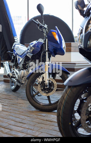 La Russie, Izhevsk - Août 23, 2019 : Moto Yamaha shop. Nouvelle moto YBR125 en magasin moto moderne. Monde célèbre marque. Banque D'Images