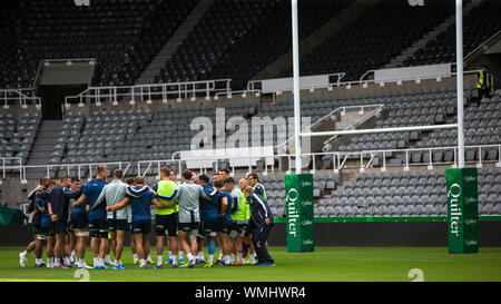 Newcastle, Royaume-Uni. 05 Sep, 2019. NEWCASTLE Upon Tyne, Angleterre. Le 5 septembre les joueurs italiens forment un caucus au cours de l'Italie est le capitaine's run à St James' Park, Newcastle upon Tyne Le jeudi 6 septembre 2019 (Crédit : Chris Lishman | MI News) Credit : MI News & Sport /Alamy Live News Banque D'Images