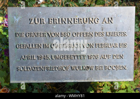05 septembre 2019, le Brandebourg, Neuhardenberg : Une plaque commémore un ancien cimetière des soldats allemands tombés pendant la Seconde Guerre mondiale. Sur le même jour, les militaires de la Bundeswehr de la troisième société 3./901 de Havelberg en Saxe-anhalt cherché des morts à la guerre dans le champ des travaux d'exploration. Entre autres, les travaux d'excavation ont également eu lieu sur l'ancien cimetière militaire de l'aéroport d'aujourd'hui à Neuhardenberg. À l'époque de la RDA il y avait une sépulture de guerre allemand ici. En raison de l'expansion de l'aérodrome, le cimetière militaire a été déplacé à Wulkow près de Booßen. Au cours de l'exc Banque D'Images