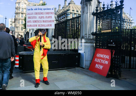 Westminster London, UK. 5 septembre 2019. Les militants pro laisser porter des pancartes à l'extérieur du Parlement appelant après que le gouvernement suffred une défaite majeure par les partis de l'opposition qui ont voté contre l'absence d'accord d'un brexit Crédit : amer ghazzal/Alamy Live News Banque D'Images