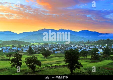 L'Anhui, Anhui, Chine. 12Th Mar, 2019. Anhui, Chine-une vue splendide de nuages est pris dans le comté de Yixian, dans la province de Anhui, le matin du 5 septembre 2019.ce jour, tôt le matin du comté de Yixian, dans la province de Anhui, le soleil se lève peu à peu, l'horizon est rouge et jaune progressivement la couleur, nuage nuages changer des milliers d, avec des montagnes, des champs et des maisons populaires reflètent mutuellement, constituent un magnifique cadre rural photo défiler. Crédit : SIPA Asie/ZUMA/Alamy Fil Live News Banque D'Images