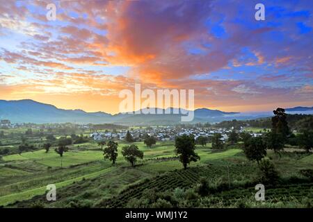 L'Anhui, Anhui, Chine. 12Th Mar, 2019. Anhui, Chine-une vue splendide de nuages est pris dans le comté de Yixian, dans la province de Anhui, le matin du 5 septembre 2019.ce jour, tôt le matin du comté de Yixian, dans la province de Anhui, le soleil se lève peu à peu, l'horizon est rouge et jaune progressivement la couleur, nuage nuages changer des milliers d, avec des montagnes, des champs et des maisons populaires reflètent mutuellement, constituent un magnifique cadre rural photo défiler. Crédit : SIPA Asie/ZUMA/Alamy Fil Live News Banque D'Images