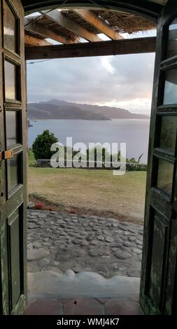 Sur La Mer Par Une Porte Ouverte A Santorini Photo Stock Alamy