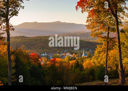 Donnant sur une paisible communauté de la Nouvelle Angleterre et de l'église dans un village au coucher du soleil d'automne, Stowe, Vermont, Etats-Unis Banque D'Images