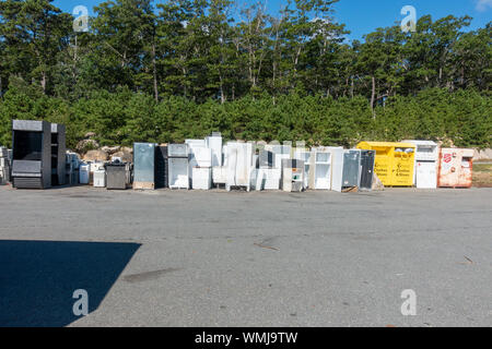 Un assortiment de vieux appareils usagés a chuté d'au l'arbre, le lieu d'enfouissement de Cape Cod Banque D'Images