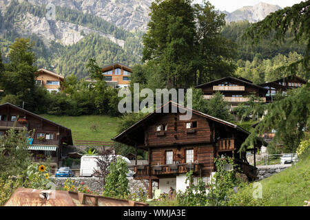 L'architecture traditionnelle des maisons qui ont précédé le Rothorn mountain au-dessus de la ville de Brienz, en Suisse, dans l'Oberland bernois. Banque D'Images