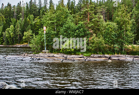 Le carélien typique paysage sur l'île de Valaam : Forêt de conifères, le lac Ladoga, crag et volcaniques. La Russie, la Carélie. La nature de Carélie Banque D'Images